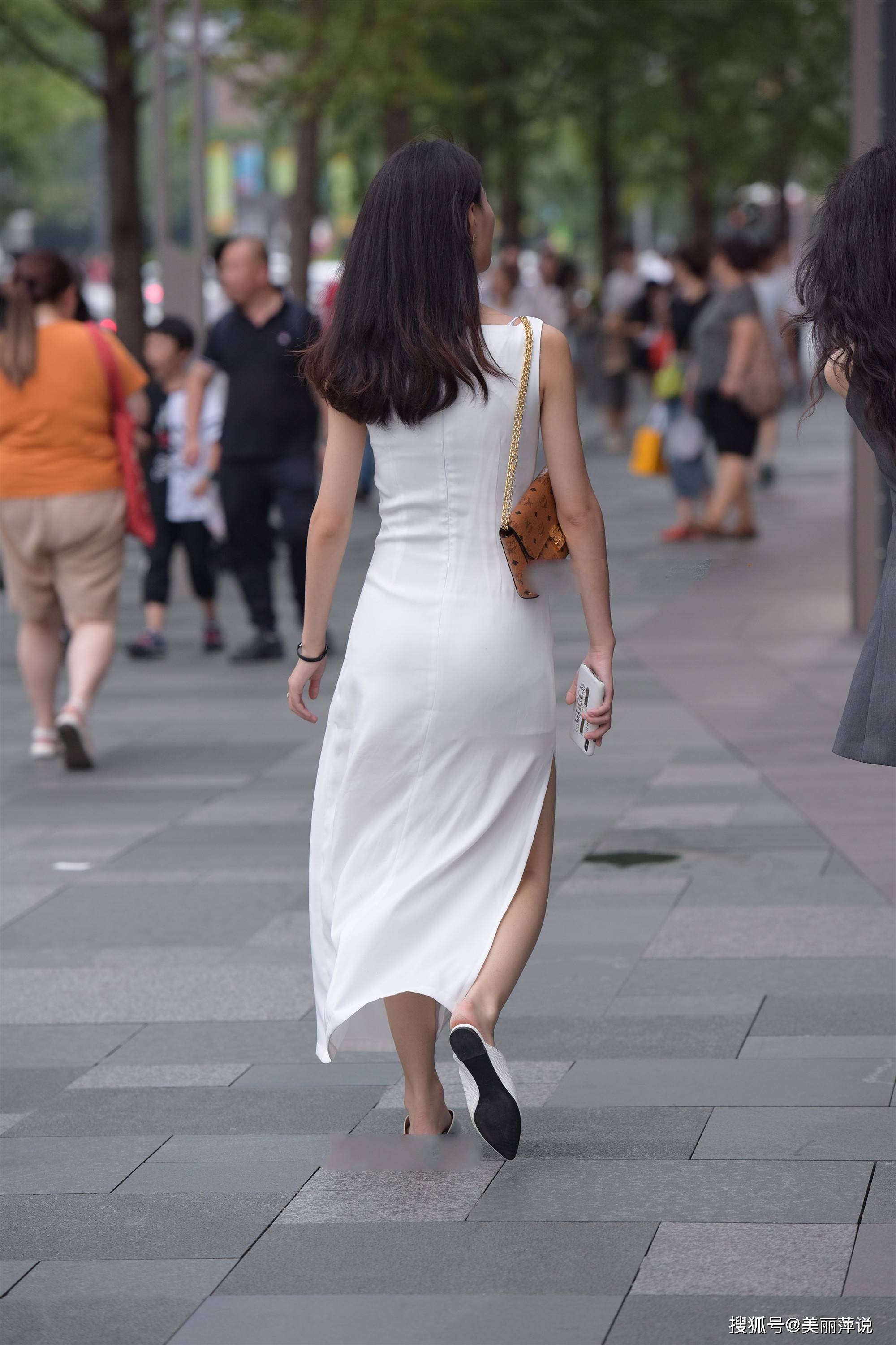 时尚街拍：白色连衣裙美女搭配时尚红高跟，网友：清纯中略带性感
