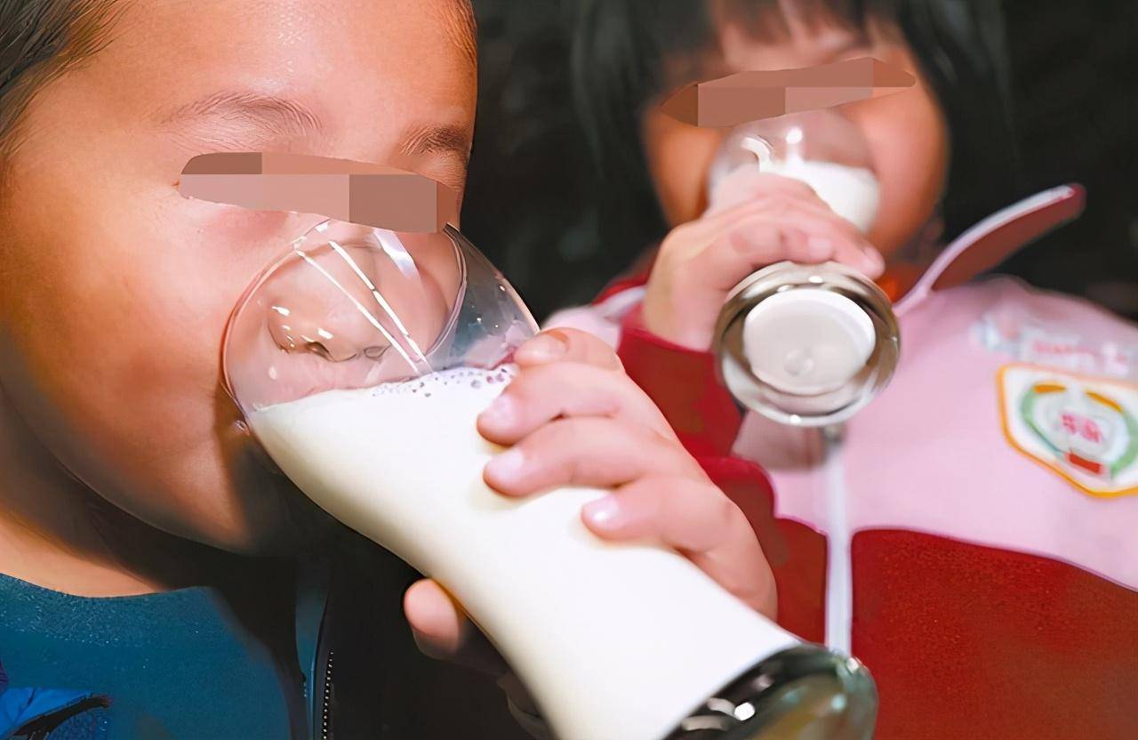 睡前多久不要喝奶 fd6f4b2656c94e029b297a4ea1d55382.jpeg