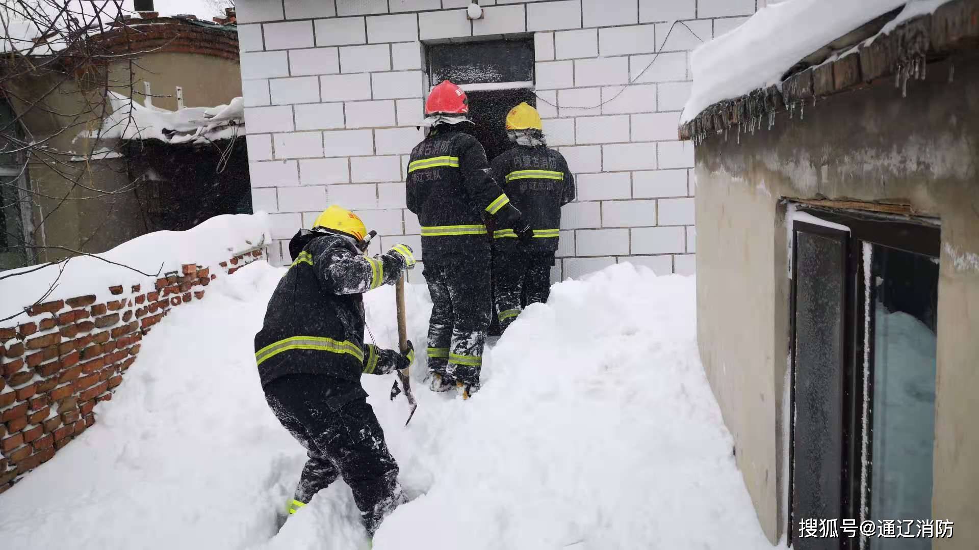 大雪封门老人被困 消防紧急救援_通辽