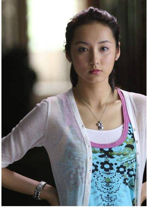 加上自己又没有什么优势,外在条件也一般,这样的女演员一抓一大把,她