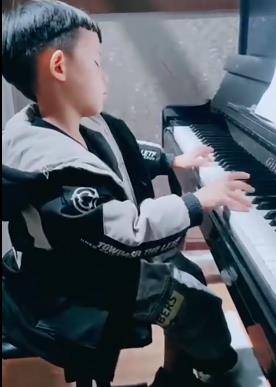 昆明6岁男孩闭着眼弹钢琴！网友：贝多芬都弹不