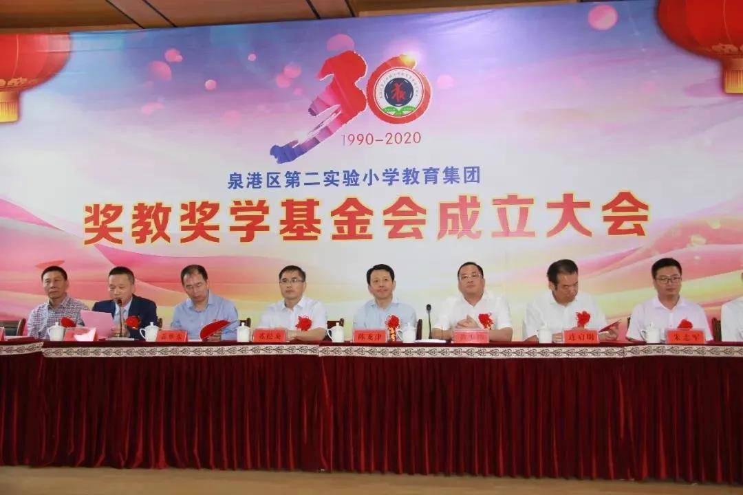 区领导陈龙津,苏松炎,黄少伟,区慈善总会会长连启明等莅临现场,为爱心