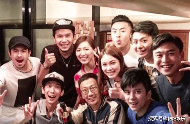 海豚音女歌手和离婚男歌手 76267946470b44ca9e979f464cb16322.png