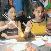 原创搞笑gif趣图:妹子,当闺蜜突然出现在美颜相机里,是不是很尴尬呢!