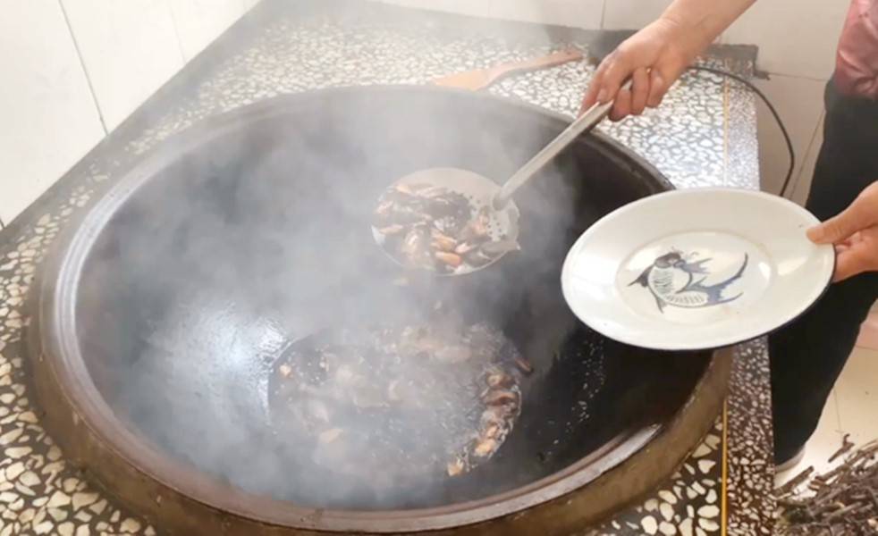 天冷了，兔肉再贵也要吃，兔肉比鸡鸭肉便宜，比牛羊肉滋补，太香了