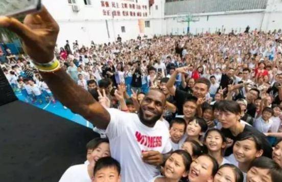 NBA的中国粉丝有多疯狂？闻科比“臭鞋”还不够，有人下跪致敬