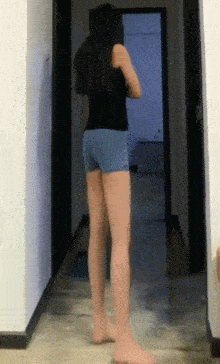 搞笑gif:穿着吉利服走方阵,是不是游戏打的多了_段子