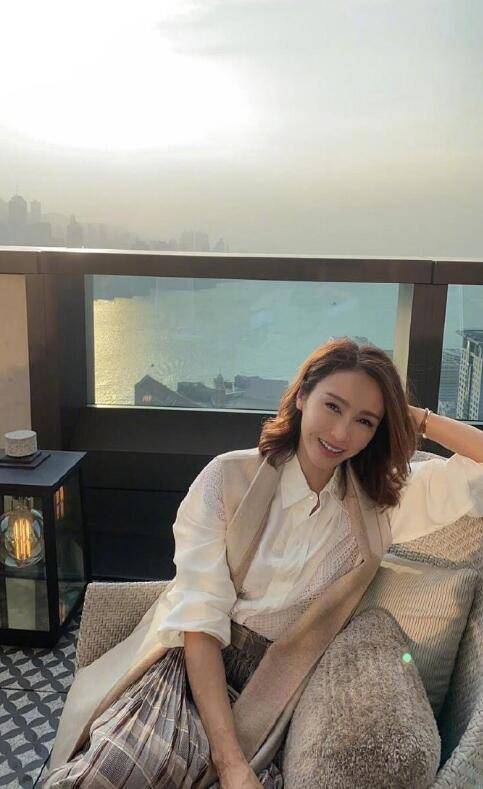 原创49岁黎姿穿泳装坐豪宅阳台看夕阳大秀玉背长腿身材超火辣