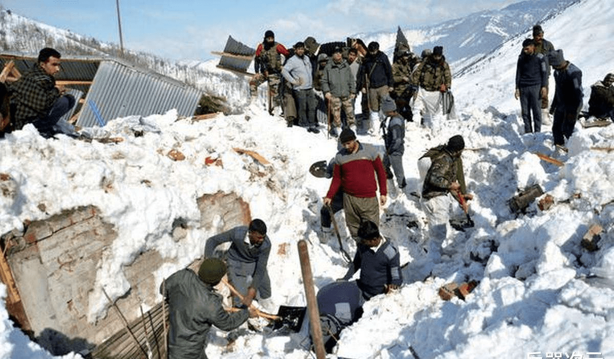 原创边境印军遭遇雪崩,现场士兵死伤一片,莫迪还不撤军吗?