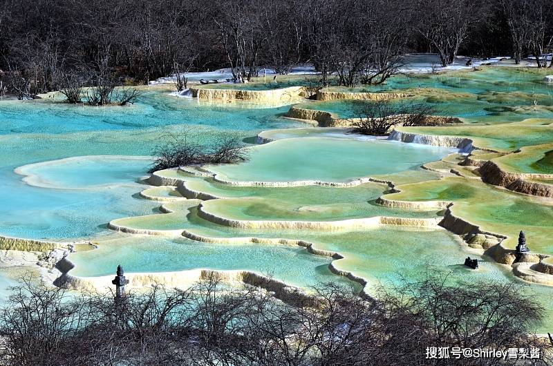 万年修得的钙华滩绝景，却惨遭游客翻栏杆踩踏，网友：黑名单准备