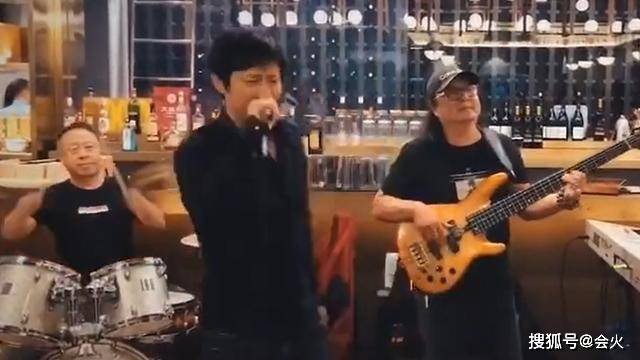 52岁解晓东罕露面,帅气不减却被指气质变太多