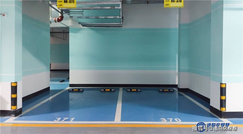 地王豪庭地下车库实拍 除标准车位外,还规划有部分子母车位,微型车位