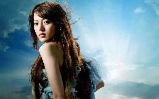 歌手阿兰向恒大维权，千万豪宅无房产证，明星