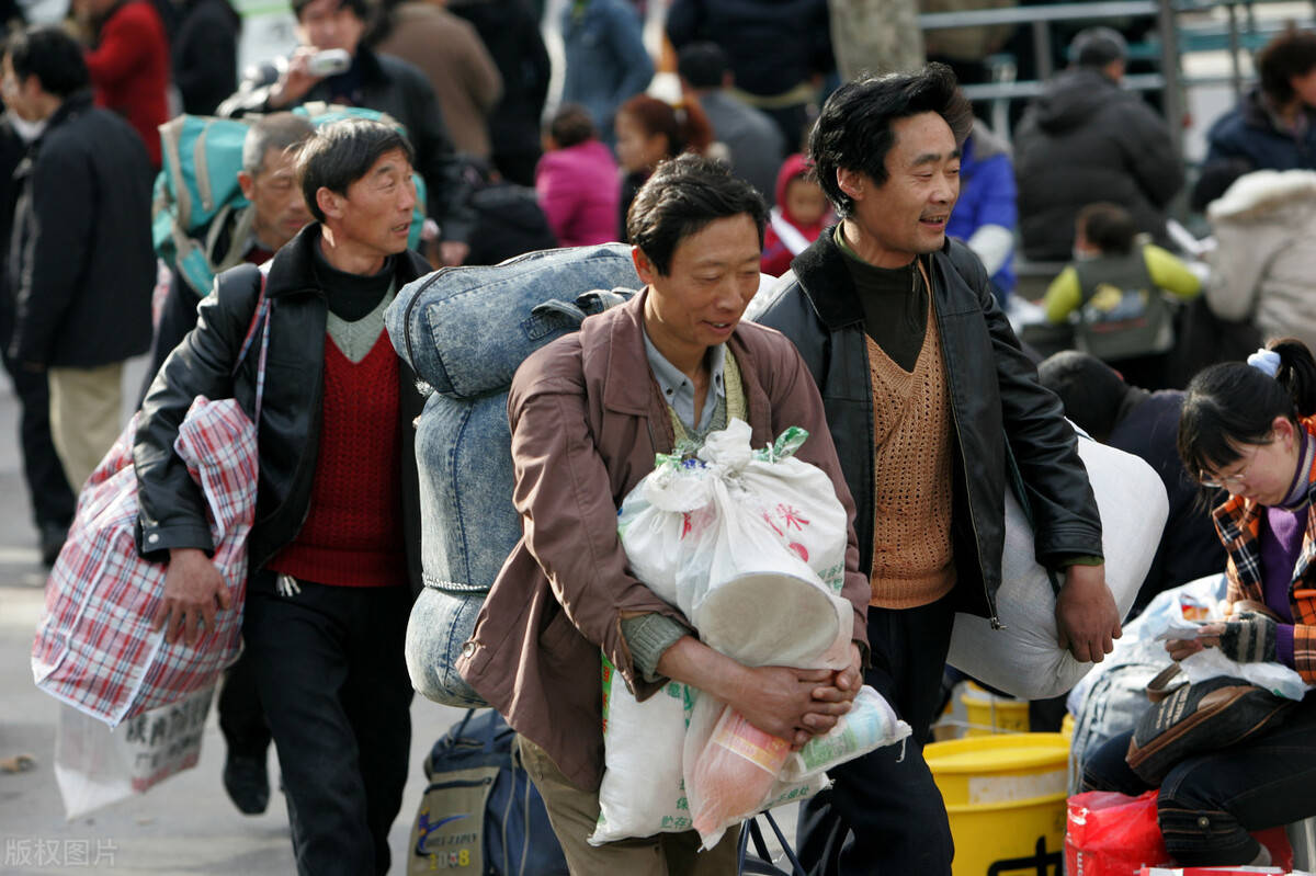 还没到12月,农民工返乡潮已现,是什么让农民在城市待不下去?