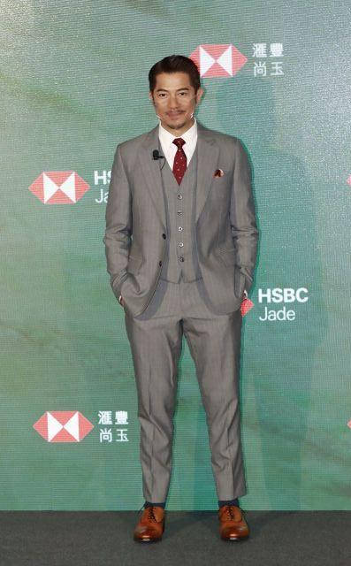 郭富城穿灰色西装搭红色领带很有英伦绅士范又帅又迷人