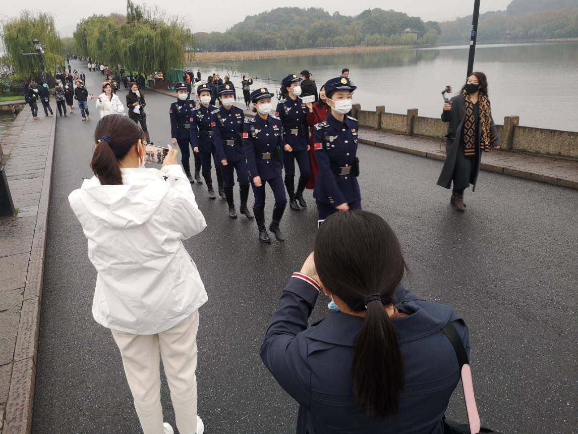 西湖女子巡逻队出现新面孔台湾女孩体验巡逻柔性管理传杭州温度