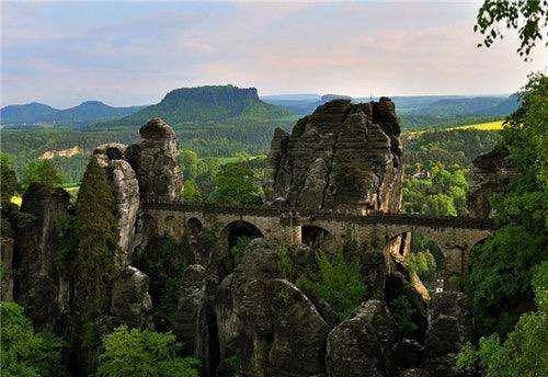 15���¹���Bastei�ţ�������ļ���ƽ��Сɽ�ϣ�����Կ���׳�۵������������档