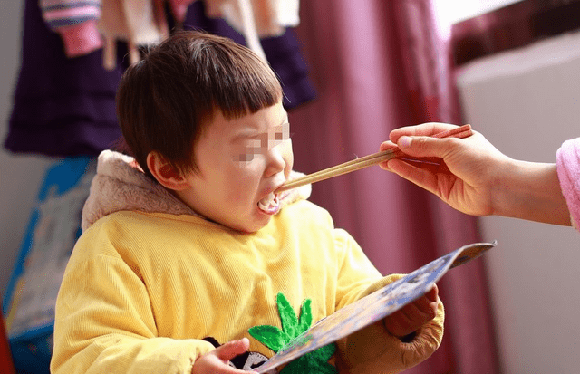 脾胃|很伤娃脾胃，诸多家长惯用后一种几种错误的喂饭方法