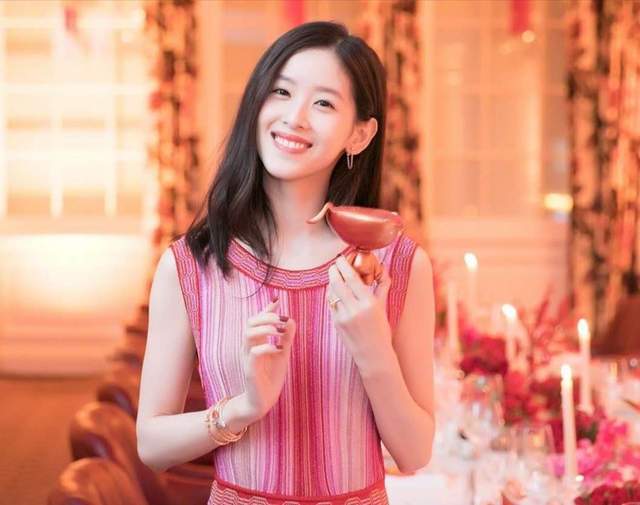 章泽天晒照庆27岁生日,自夸像18岁少女