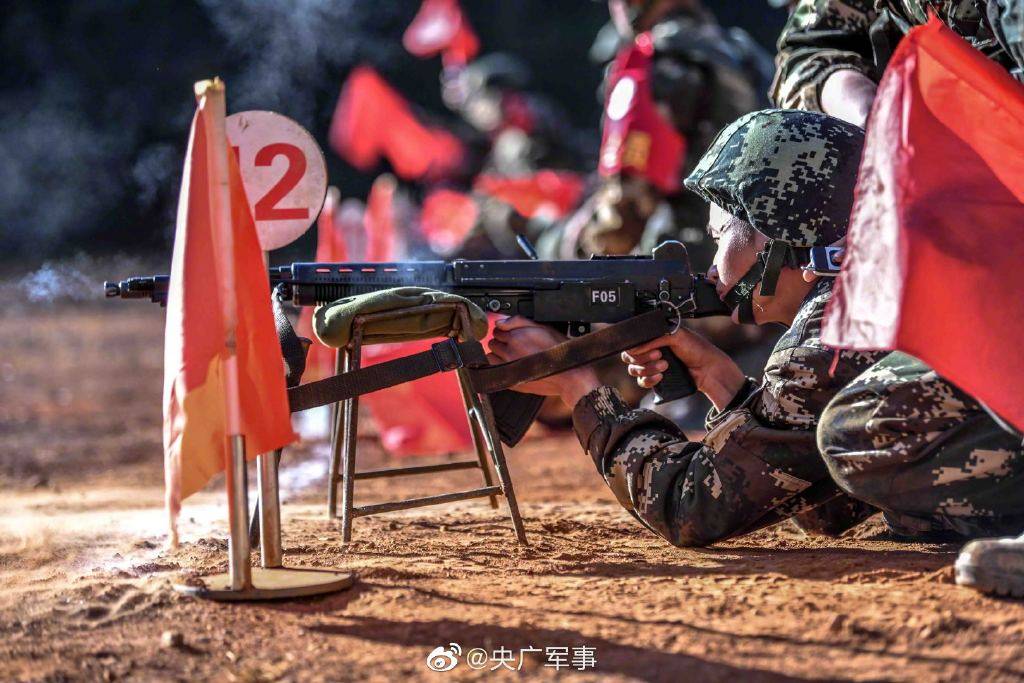 1 12 近日,武警云南总队昆明支队新兵第二大队组织新兵开展实弹射击