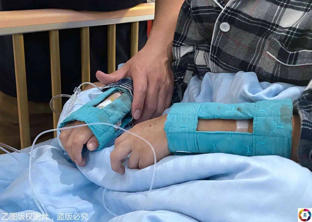儿子|每天狂啃卫生纸说是吃炸鸡9岁男童生病后出现怪状：只认识父母