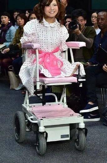 日本18岁美少女不幸截肢模特梦想的她如今戴上义肢重返舞台无数人泪崩