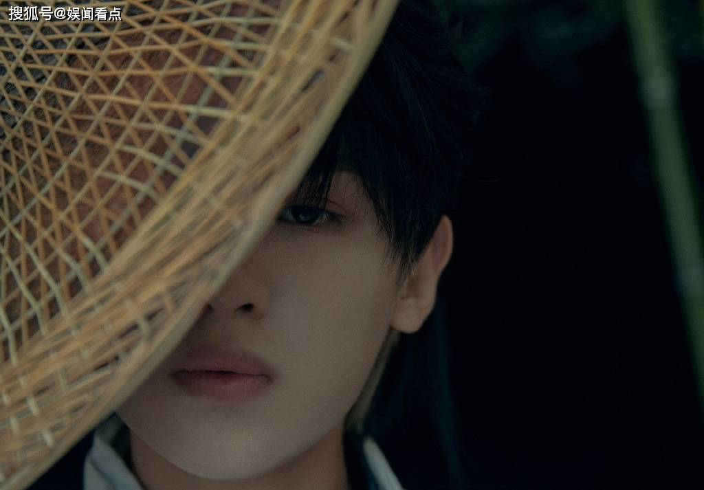 黄明昊九宫格古风照,帅气的古风少年