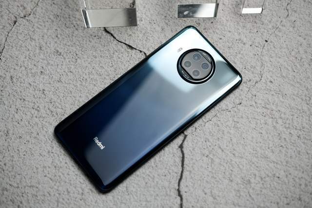 redmi note9采用6,53英寸lcd屏,左上角单挖孔形态,搭载联发科天玑800u