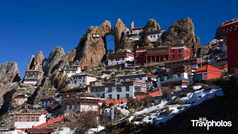 西藏海拔最高的寺院孜珠寺，修行小屋错落在悬崖上