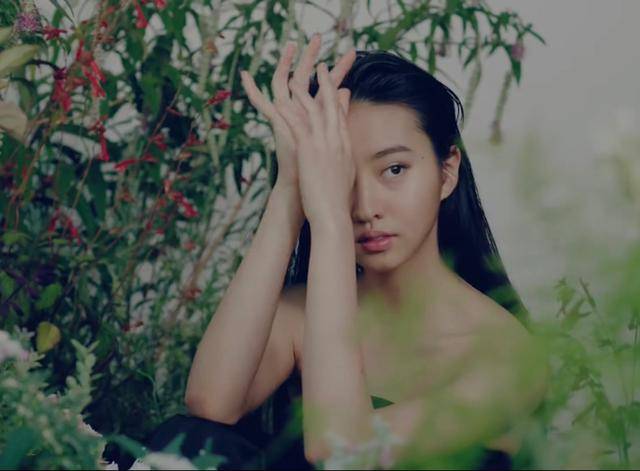 木村拓哉17岁女儿性感写真惹争议,裸上身秀好身材