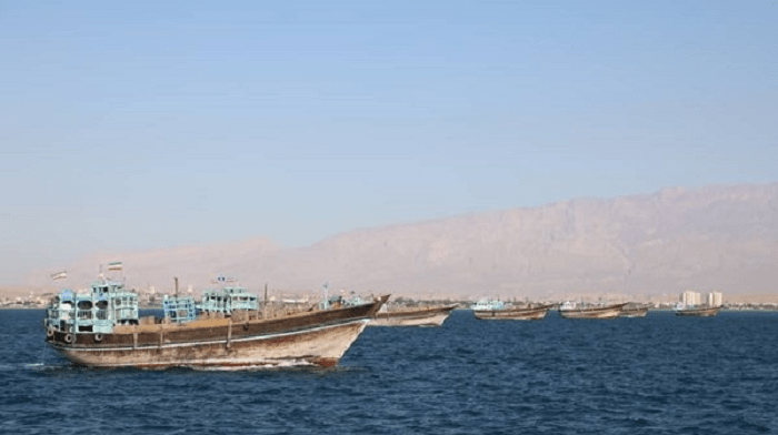 这场面叫个生猛！伊朗1000艘舰艇波斯湾军演，霸气回应美国