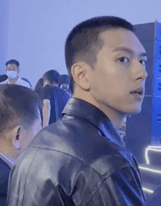 李现以为发型被吹乱,抬手整理时想起自己是寸头,陈立农憋笑