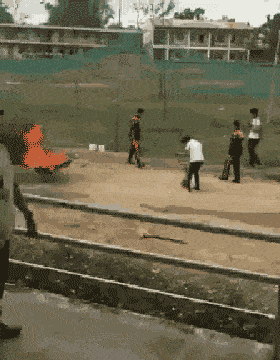 搞笑段子gif:喂,警察吗?我前面有对情侣在秀恩爱,快来