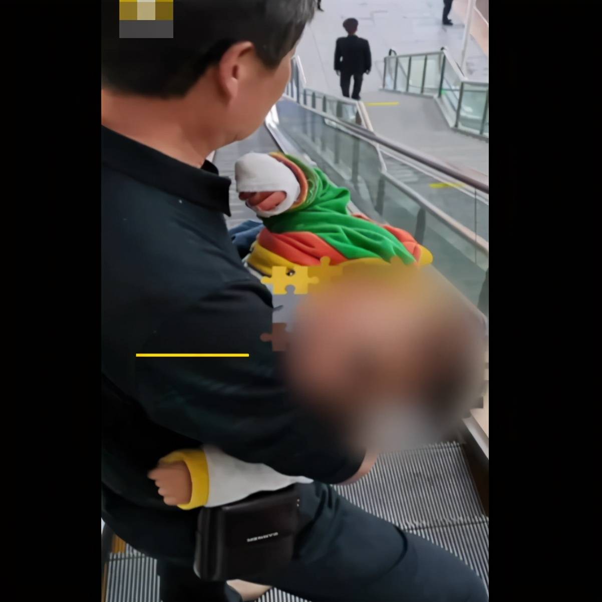 心疼！1岁半男童玩滑梯卡断手指，家长带孩子玩滑梯应注意这些