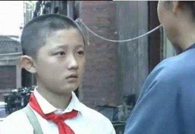 曾是红极一时的童星,却因父母的去世,最终沦落靠捡垃圾为生!