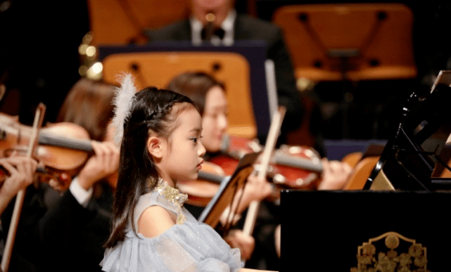 8歲甜馨彈鋼琴自信大方！五官清秀很像賈乃亮，未更名仍叫賈雲馨 娛樂 第4張