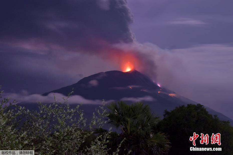 印尼东部伊里莱沃托洛科火山喷发烟柱冲天