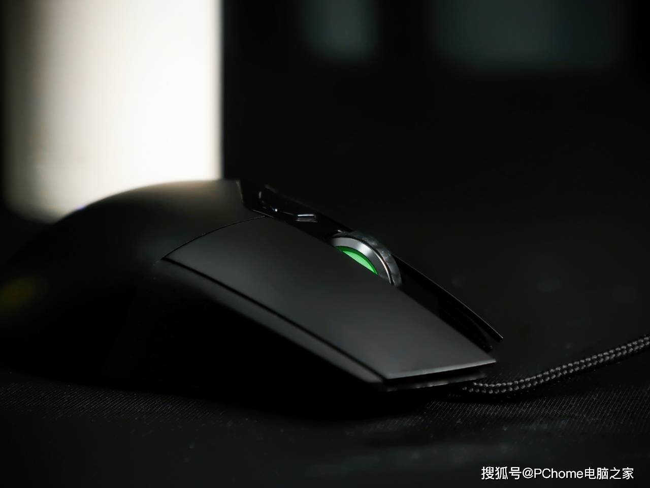 操作|硬核实力派 雷柏VT30幻彩RGB游戏鼠标评测