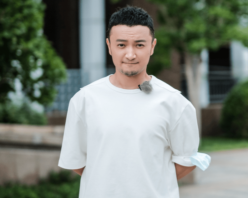 央视主持人集体翻车!俩学霸跳街舞骤停瞬间引爆笑