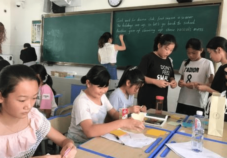 初中学生教室内聚众"打牌",学霸能玩,学渣很难加入