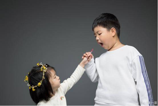 唐一菲晒全家福,上节目演技被质疑差姚晨太多
