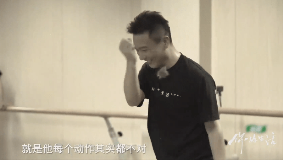 央视主持人集体翻车!俩学霸跳街舞骤停瞬间引爆笑