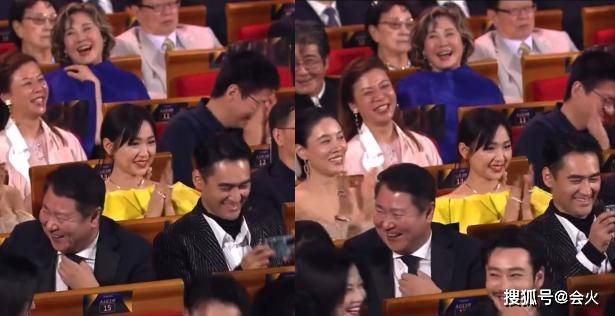 印小天获奖台上跳起舞，台下明星神色各异很尴