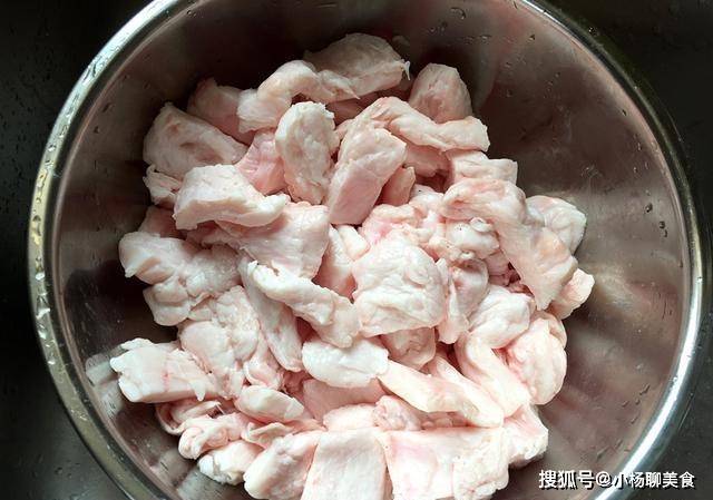 猪油怎么熬制才会成白色 a1fa284e7abf4e82a4dde03d03714452.jpeg