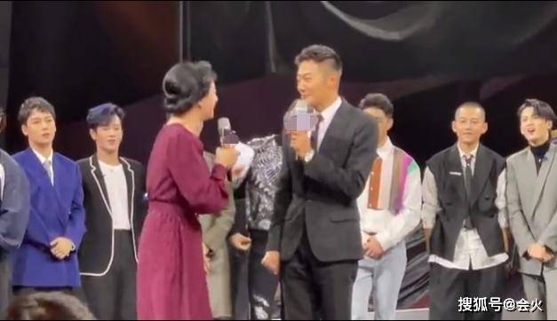 印小天获奖台上跳起舞，台下明星神色各异很尴