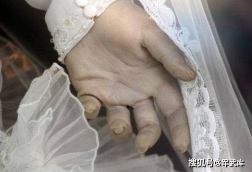 婚纱店里的女干尸模特_婚纱头像女