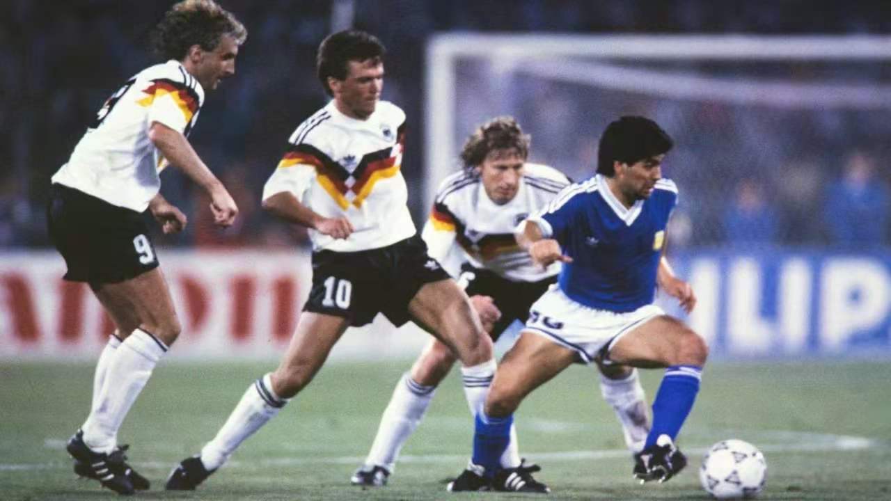 1990年世界杯决赛德国队队长 10号马特乌斯(左二)防守马拉多纳