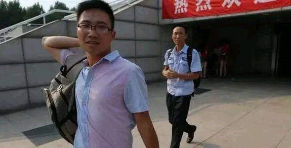 吴善柳|考上北大也放弃,他图的只是高额奖金吗?他参加10年高考