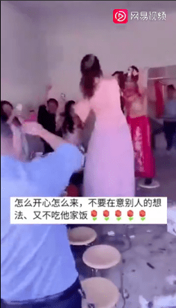 婚礼现场,新娘与亲朋好友蹦迪引争议:婆婆看到啥感觉!