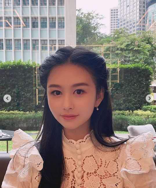 邱淑贞女儿晒下午茶美照,淑女气质眉眼似妈妈